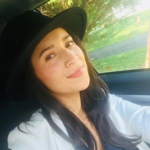 Meet your Posher, Yesenia